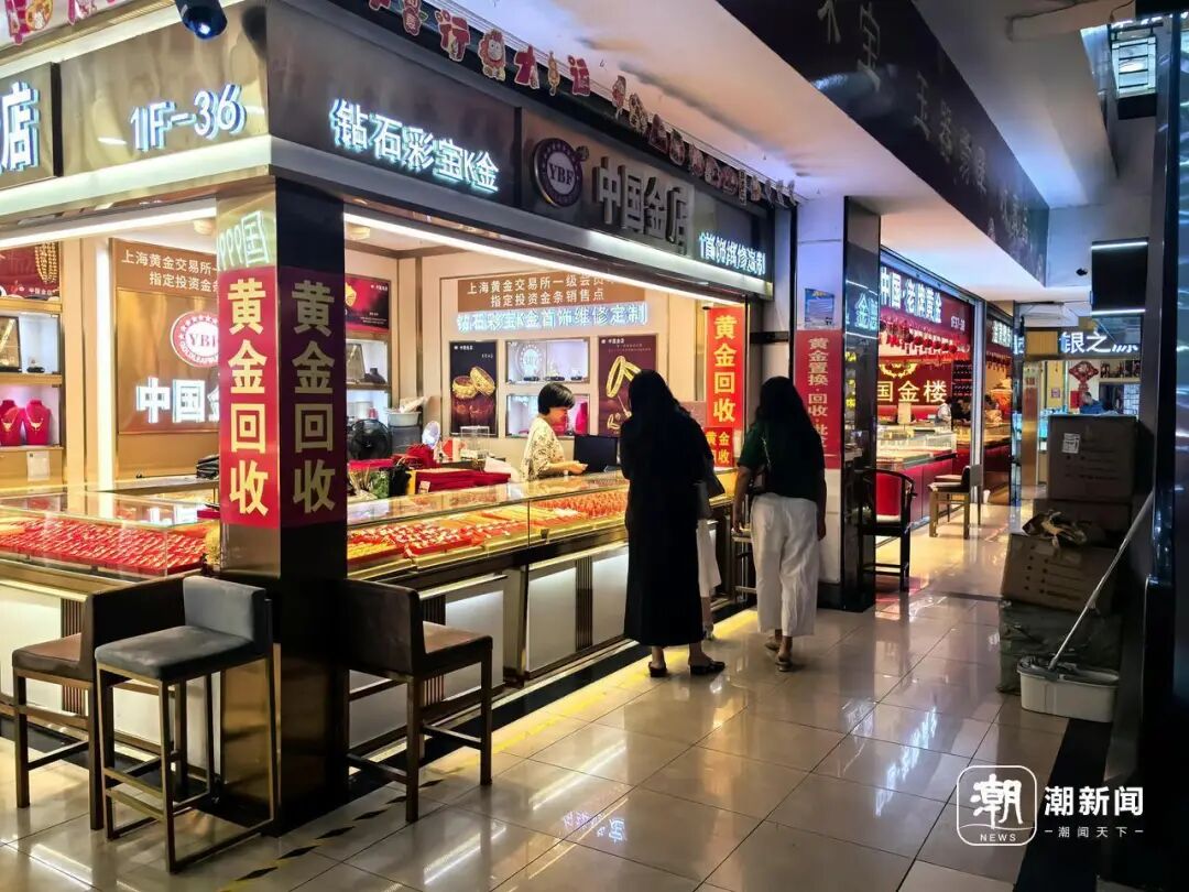 金价	，大跳水！有人一次性变现5万多元，有人解套就清仓“回本就跑”，店员：金价“过山车	”吓跑消费者！